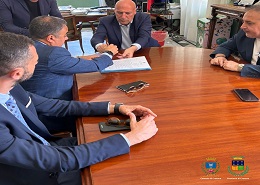 Un momento della sottoscrizione della nota