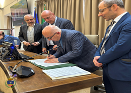 Un momento della sottoscrizione