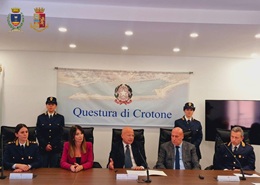 Un momento della sottoscrizione