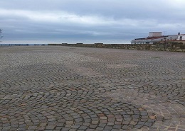 La piazza d'armi del Castello Carlo V